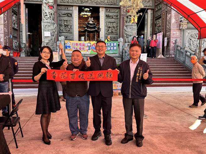 大里区仁化振坤宫举办「2023人逢泰世随兔跃、玉免奔腾财进门」挥毫迎春暨犯罪预防宣导活动，雾峰分局同仁志工前往宣导。（雾峰警分局提供／冯惠宜台中传真）