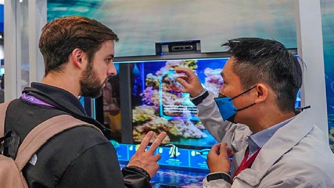 工研院在CES展示「我视AI鱼缸」吸引不少人争相体验，荣登2023 CES最佳看点。（工研院提供／罗浚滨新竹传真）