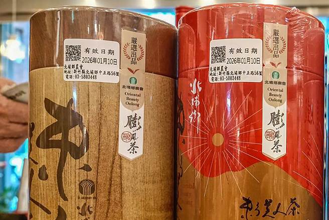 农委会要求2023年元旦起国产茶叶要建立「强制溯源」制度，新竹县东方美人茶冬茶已贴上农委会认证的QRcode提前达标。（罗浚滨摄）