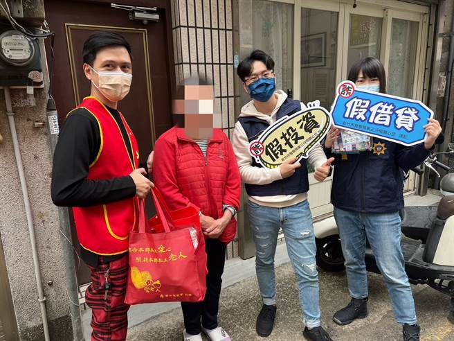 新竹市警察局第三分局探视独居老人并送上丰富的年菜，同时提醒老人家们防止遭人诈骗金钱或成为人头帐户而受害。（警方提供／陈育贤新竹传真）