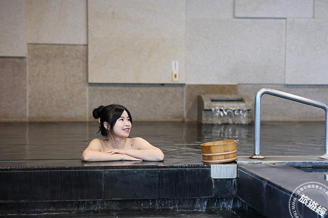 淡水拥有兼具碳酸氢钠泉与盐化物泉混合的弱碱性温泉，可同时享受泡美汤、品美馔的放松之旅。（图／旅游经提供）