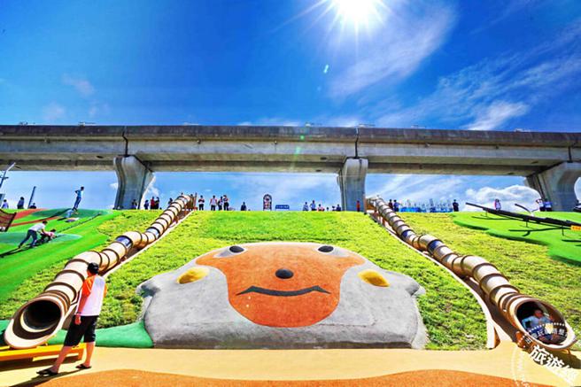 熊猴森乐园位于新北大都会公园内，是全台最大全龄共融的堤坡滑梯乐园。（图／旅游经提供）