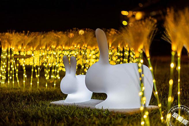 「鸭鸭地景艺术展」展期至1月29日，现场也有应景符合兔年主题的可爱小白兔装置艺术。（图／旅游经提供）