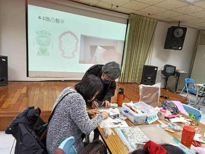 22位劳工学员们学习到锡制品制作设计与锡雕技术，可创造劳工在地创业或二度就业机会。（陈育贤摄）