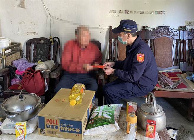 宜兰县牛斗派出所所长许维栋得知阮姓夫妻生活困顿后，自掏腰包送生活物资跟红包，希望阮翁夫妻可以吃暖暖的年夜饭、过好年。（宜兰县警察局三星分局提供／吴佩蓉宜兰传真）