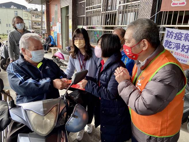蔡衍明爱心基金会今（9日）首次与宜兰私立佛光大学携手于礁溪乡送爱、做公益，致赠生活物资与旺福红包5000元，共有100户弱势家庭受惠。（吴佩蓉摄）