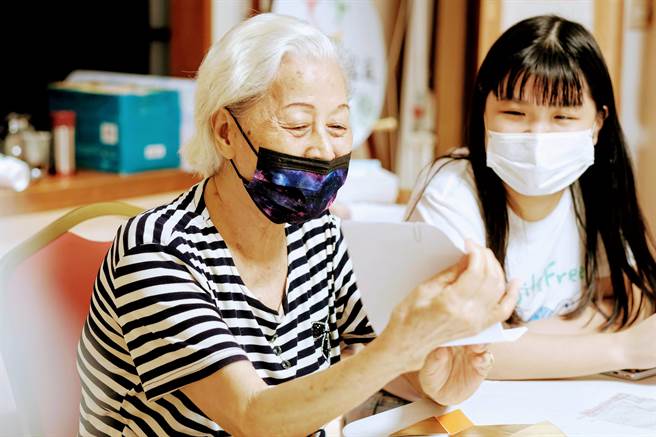 家属及亲人要常常相互提醒，体谅失智者是受到失智症困扰，包容脱序行为，尽量不要纠正或争辩，多多顺着失智者、了解他们的需求、鼓励讚美他们。（台湾失智症协会提供）