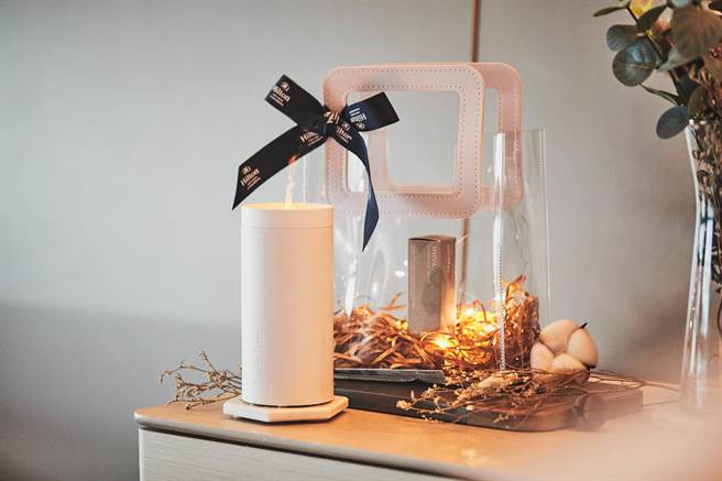 「浪漫香遇 住房专案」入住赠瑞士精品烛光水氧机、约翰森林复方精华。(台北新板希尔顿酒店提供)