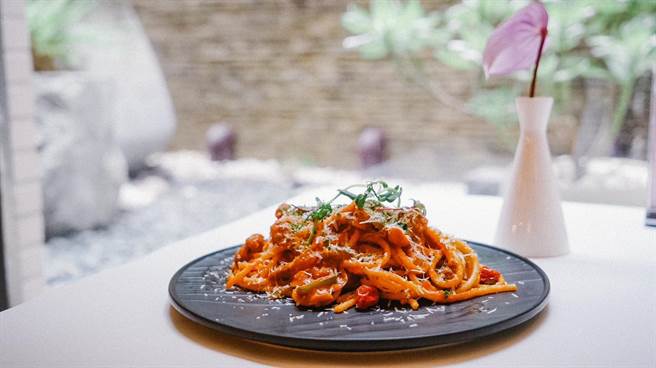 「初恋大地」住房专案可吃到拿坡里义大利麵，经典还原《First Love初恋》女主角最爱的美食。(北投大地酒店提供)