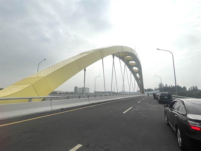 国2甲天空断桥通车了，舒缓桃园大园市区交通壅塞问题。(吕筱蝉摄)