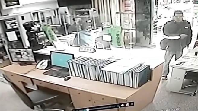 因为年迈找不到工作，一名男子「想吃牢饭」持刀抢超商，犯案后自首。（警方提供）