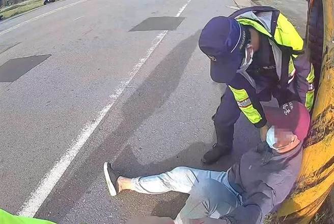老翁清晨散步身体不适，跌坐在路旁，员警协助返家。(警方提供／吕筱蝉桃园传真)