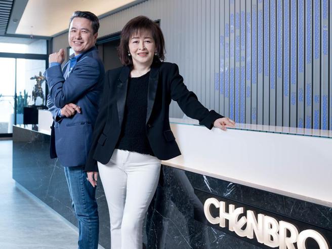 （勤诚总座陈亚男(右)升任执行长暨永续长、许健南(左)接任总经理。图／勤诚提供）