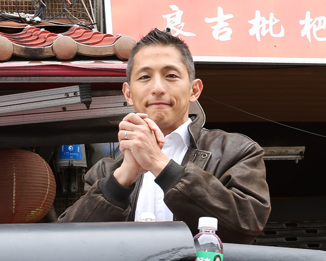 台北市第3选区立委补选民进党候选人吴怡农（见图）败选后，9日一早展开选区谢票，受访再度强调感谢大家。（陈俊吉摄）