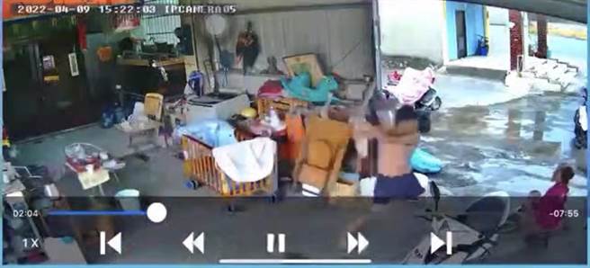 张男持木困作势要打张女母亲、小叔小孩。（摘自爆料公社）