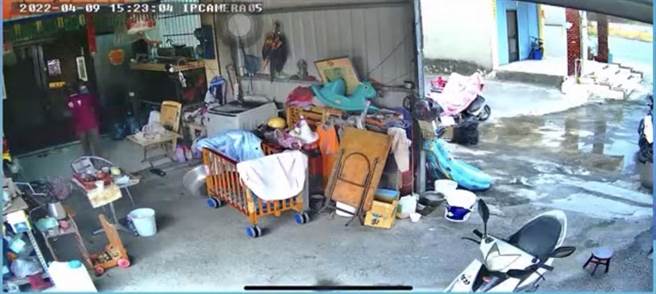 张女母亲带小孩逃进屋内。（摘自爆料公社）