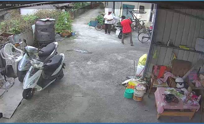 张男想拿脚踏车去攻击小叔。（摘自爆料公社）