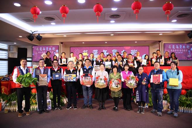 花蓮縣長徐榛蔚說，縣府嚴選各式年節必備年貨、伴手禮、農特產品，邀大家到年貨大街採辦年貨，還可抽獎。（花蓮縣府提供／王志偉花蓮傳真）