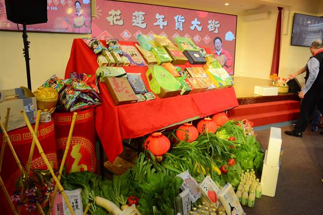 年貨大街分4區，有伴手禮、年菜還有濃特產品。（王志偉攝）