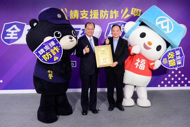 全聯日前與刑事局合作，協助製作「防詐咖啡廳」系列影片，已在雙北、台中、台南、花蓮、澎湖共544家門市的PX TV播出，（右）全聯董事長林敏雄、（左）警政署署長黃明昭。（全聯提供）
