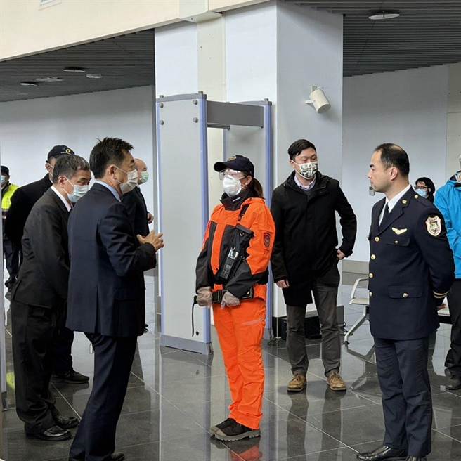 馬祖小三通復航第二天，內政部政務次長陳宗彥親自前往視察。（連江縣政府提供）