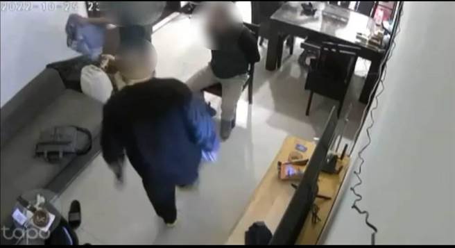 近期有诈骗集团殴打被害人的影片在网路上流传。（警方提供）