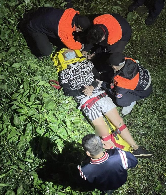 竹山镇歹徒抢银楼金饰，跳入街仔尾溪反而被逮。（民眾提供／廖志晃南投传真）