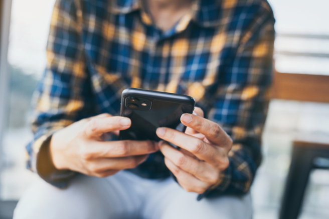 一名爸爸表示，國二兒子用iPhone11三年，近期反映看影片、玩手遊會卡，要求換iPhone14遭拒，引發父子關係緊張。（示意圖／shutterstock）