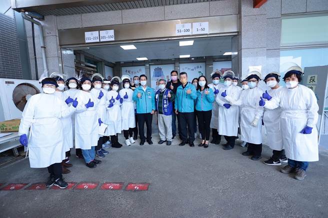 金厦小三通今（9）日迈入復航第3天，今天共有136入境，其中有25人筛检阳性，阳性比例达18.3％，金门县长陈福海今日再度前往水头码头迎接返乡的乡亲，并视察防疫动线和流程。(黄敬文翻摄)