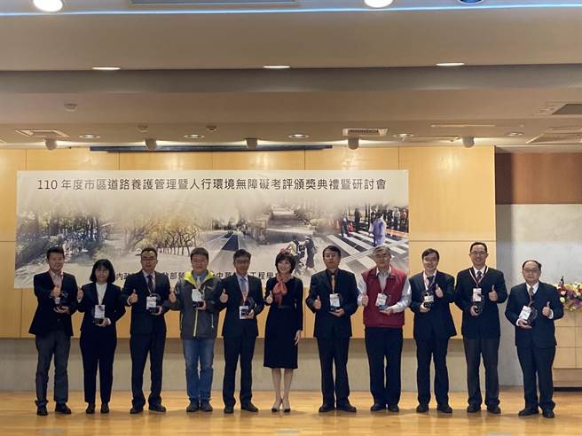 台中市推動道路品質改善，在內政部營建署舉辦的110年度「市區道路養護管理暨人行環境無障礙考評計畫」奪下4獎項。(建設局提供)