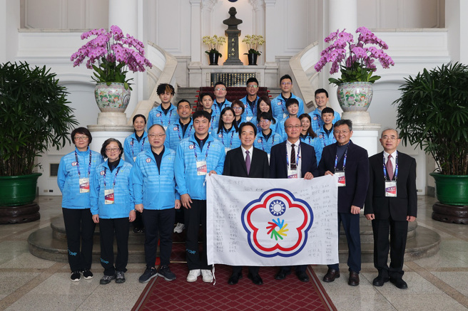 副總統賴清德（前排中）與2022達福林匹克運動會代表團團本部合影。（總統府提供）