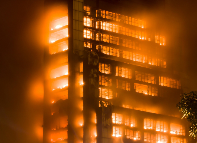  韩国釜山市办公楼的停车塔，因为外墙的易燃材料而烧成「金光火柱」，此为意示图。(图/shutterstock)