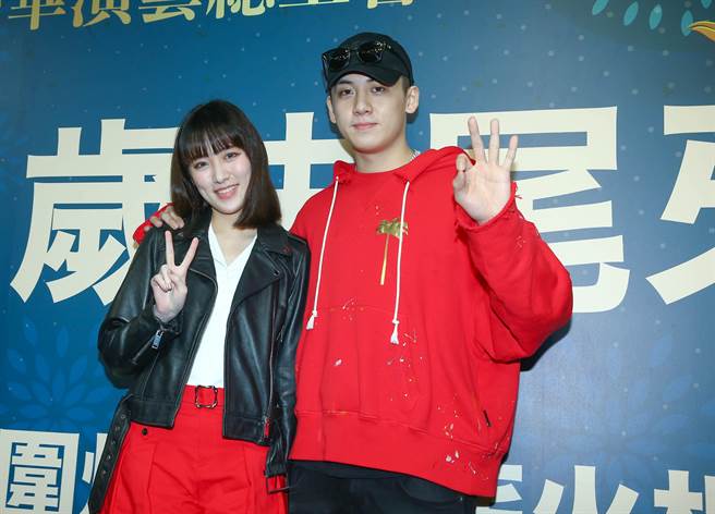 宝弟（右）和阿宝热唱〈冬天里的一把火〉。（粘耿豪摄）