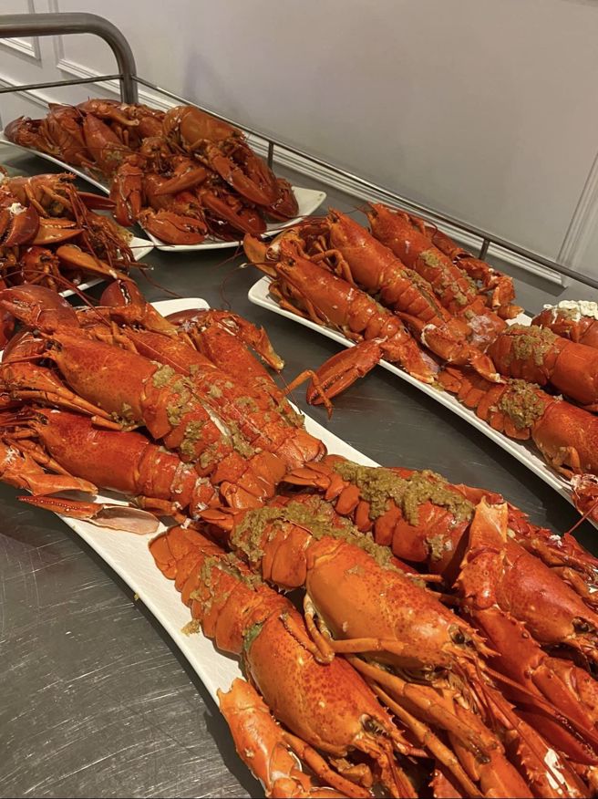 KIMIKO屏东婚宴每人都有一只大龙虾。（图／FB@KIMIKO）