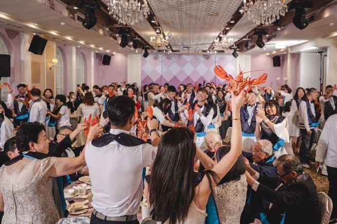KIMIKO婚宴的每人都围着兜兜享用龙虾。（图／FB@KIMIKO）