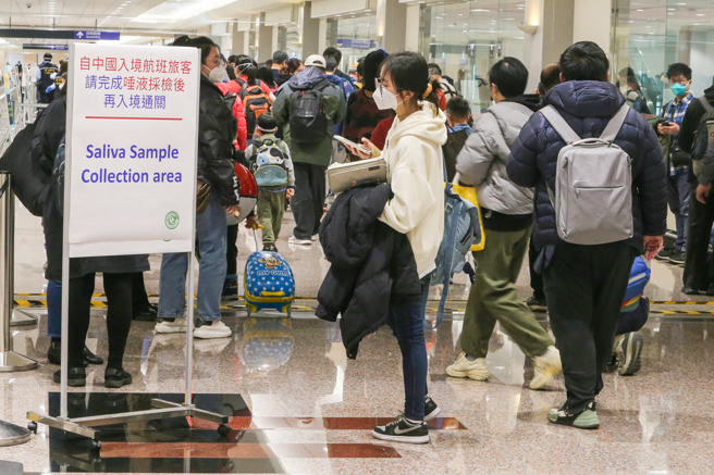 中央流行疫情指挥中心9日公布上周变异株监测结果，共完成134例基因定序。图为自中国大陆来台入境旅客排队入境唾液PCR採检。（陈麒全摄）