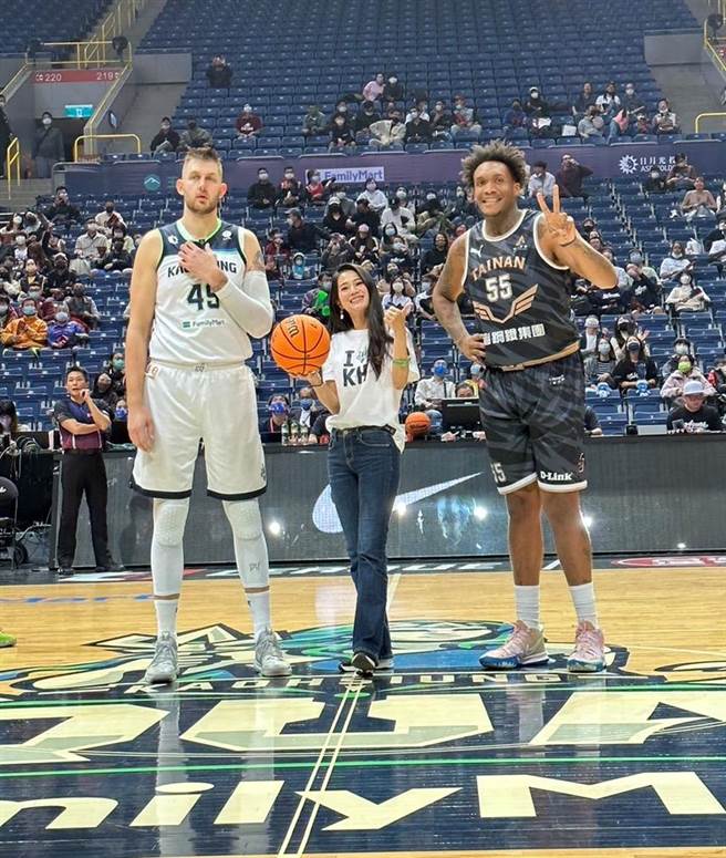 李文仪（中）受邀开球。（三立提供）