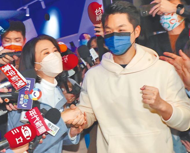 王鸿薇(左)当选后，接受台北市长蒋万安(右)恭贺，顺利达成北市第3选区立委交棒任务。（中时资料照／郑任南摄）