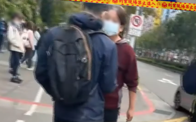 北市大安区某间高中前8日发生一起口角纠纷，一名多元计程车司机不满遭检举违停，当街与检举者爆发口角。（翻摄中视新闻）