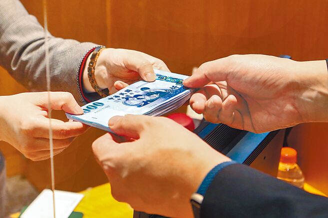 政府还税于民，但国人负债压力仍然沉重。图／本报资料照片