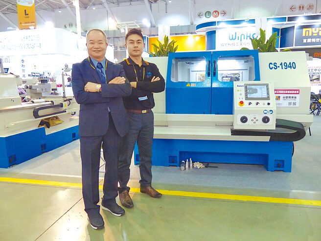 威赫科技总经理庄登宾（左）与该公司PC直觉对话式车床。图／庄富安