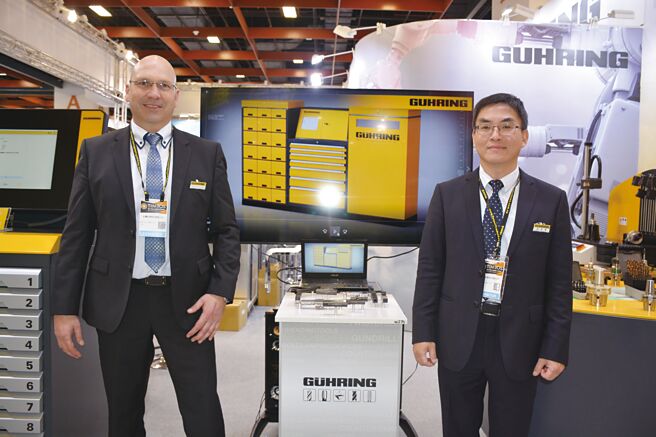 台湾钴领公司总经理张伟峰（右）、与德国亚洲区销售部经理Christoph Braunschweig（左）于TIMTOS工具机展合影。图／李水莲