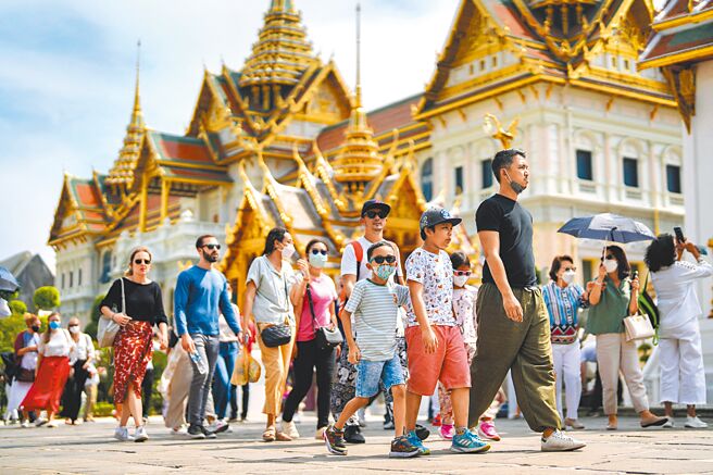 中國大陸重新開放邊境後，給亞洲各國重振旅遊經濟帶來了希望，圖為泰國熱門旅遊景點「大皇宮」。（路透）