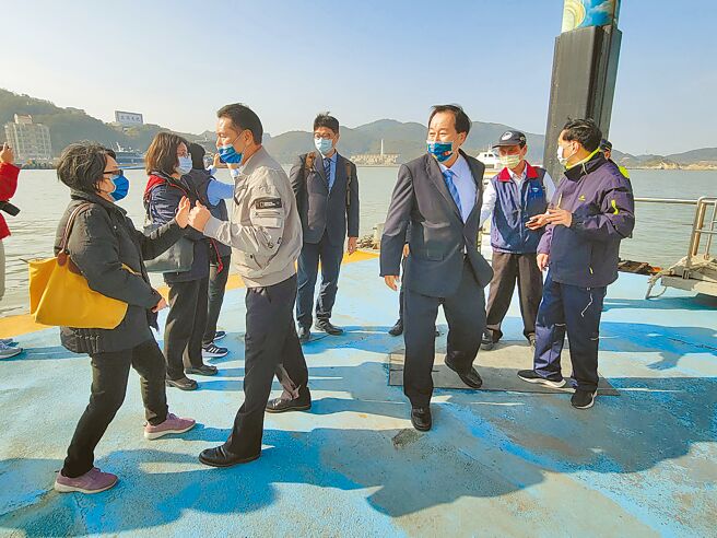 台大政治系教授兼主任張登及說，兩岸官方若能從小三通復航等問題著手，經由授權單位進行技術面的協商，進而建立溝通或避險機制，並非沒有接觸機會。圖為馬祖小三通復航8日上午首航，連江縣長王忠銘（灰色外套者）、陸委會副主委邱垂正（後方中）到場送行。（連江縣政府提供／王揚傑連江傳真）