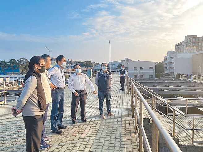 桃園市長張善政（左三）赴平鎮淨水查視察赴水狀況，表示工業用水不受影響，也要求台水公司盡速處理受災戶賠償。（呂筱蟬攝）