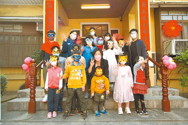 彰化县共有25名儿少经法定程序由县长担任监护人，8日上午在县长官邸举办「与县长妈妈有约－岁末围炉」。（彰化县政府提供／吴敏菁彰化传真）