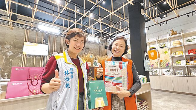 台南市后壁区农会理事长萧丽姿（右）、总干事林怡歆（左）欢迎来菁寮玩的游客，可顺道来步谷农创馆逛逛、採买。（张毓翎摄）