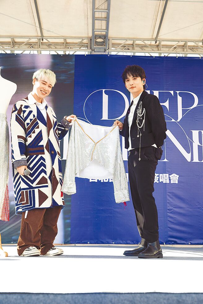 邱鋒澤（右）簽唱會，小賴送上國標舞套裝。（原音兄弟提供）