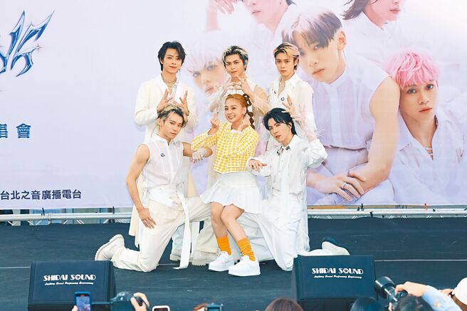 鬼鬼（中）昨現身西門町為ALL IN 5簽唱會站台。（必應創造提供）