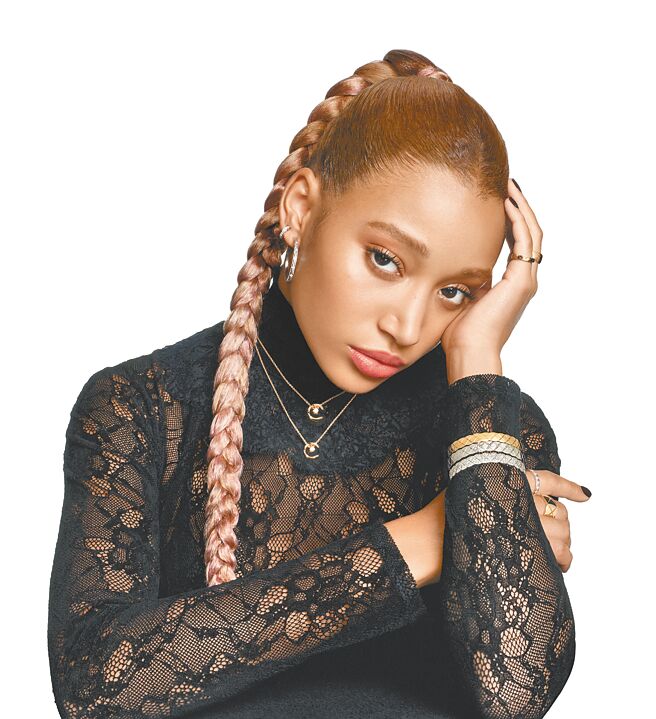 新生代女星阿曼德拉斯坦伯格在香奈儿COCO CRUSH珠宝广告中，分享她最爱的书是非裔作家Toni Morrison的小说《宠儿》（Beloved）。（CHANEL提供）